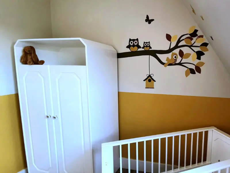 Uilentak in okergele babykamer